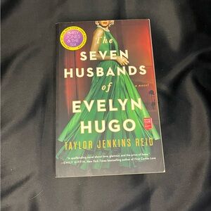 Book the seven husbands of Evelyn Hugo by Taylor Jenkins Reid, paperback, used